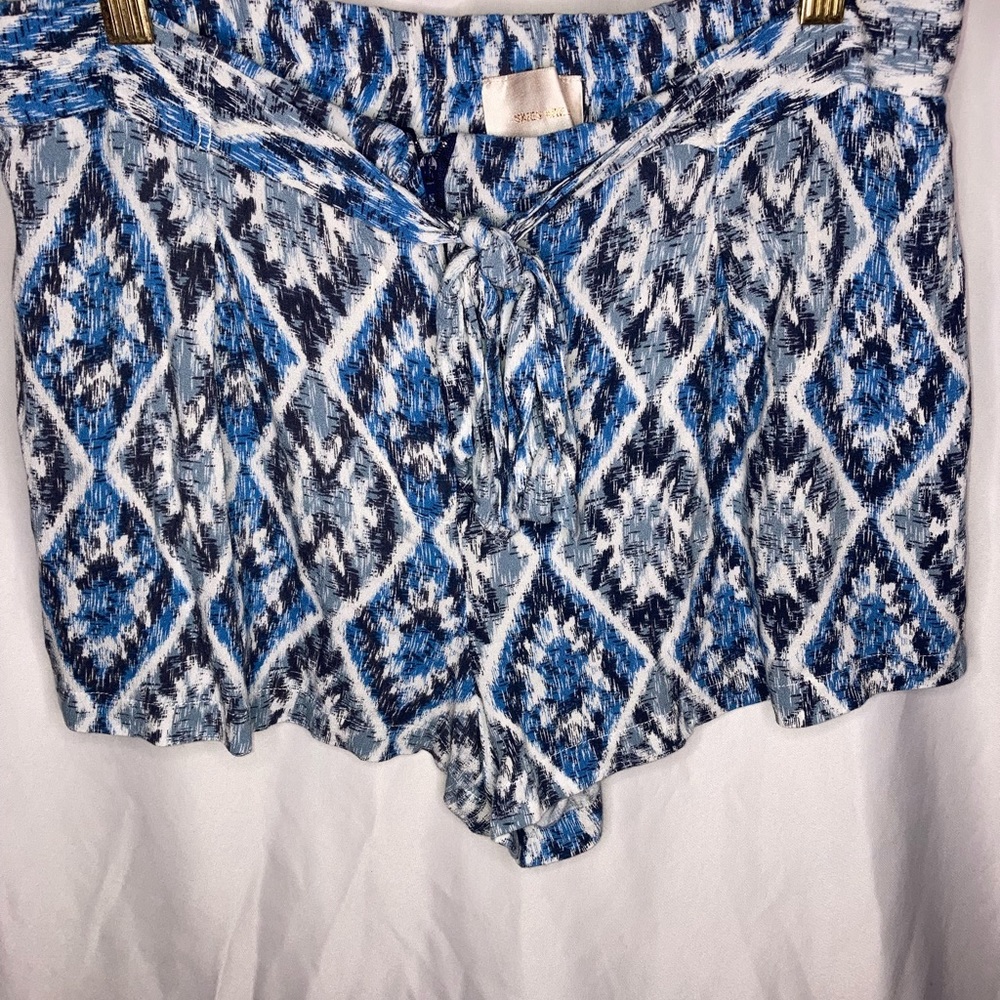 SKIES ARE BLUE WOMEN’S SHORTS💕SIZE L💕 - Picture 3 of 3
